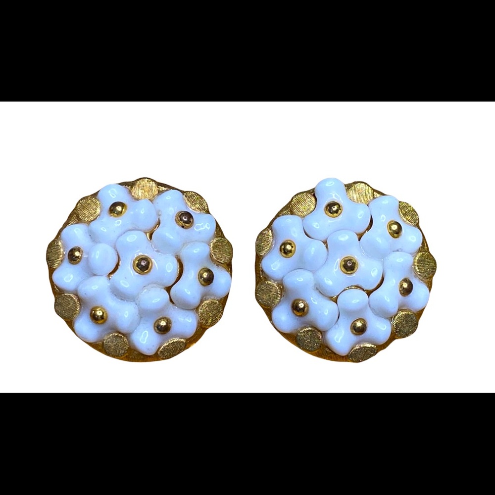 CROWN TRIFARI White Flower Cluster Gold Tone Clip Earrings Thermoset Lucite.